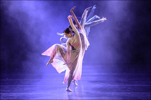 2016년 열린 '더 토핑' 공연 장면. '더 토핑'은 한국무용과 다른 장르와의 결합을 보여주는 공연인다.(사진=서울시무용단)