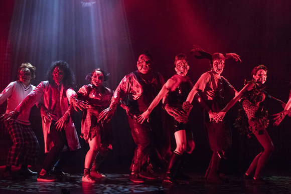 9년 만에 돌아온 뮤지컬 '이블데드'는 B급 감성을 내세운 공연이다. 좀비들이 등장해 무대 위를 뛰어다닌다.(사진=㈜쇼보트)