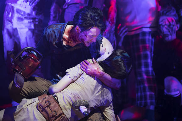 뮤지컬 '이블데드'는 오두막으로 여행을 떠난 대학생들이 의도치 않게 악령을 깨우게 되면서 벌어지는 일을 그린다. 애쉬 역의 강동호(왼쪽)와 애니/셀리 역의 김려원.(사진=㈜쇼보트)