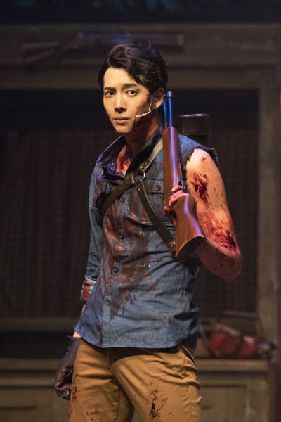 S마트의 친절한 직원이었던 애쉬는 좀비들을 마주하면서 악의 처단자로 변화한다. 그런데 그 상황이 비장하기보다는 '웃프게' 그려진다.(사진=㈜쇼보트)