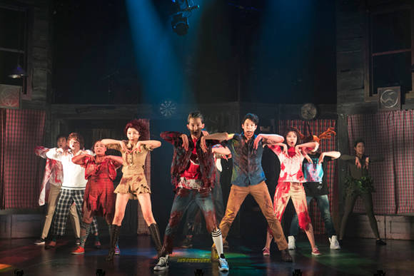 조권(가운데)은 무대에서 날아다닌다. 끼를 펼칠 수 있는 역할을 제대로 만나 좀비들의 군무에서 특히 활약한다.(사진=㈜쇼보트)