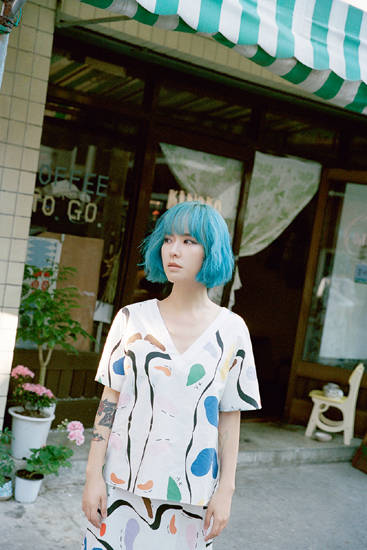 가수, 저자이자 책방무사 대표인 요조.(사진=롯데갤러리)