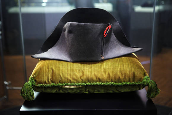 뮤지컬 '나폴레옹' 개막을 기념해 나폴레옹이 생존에 착용했었던 바이콘(Bicorne 이각모)이 개막 당일 하루 동안 샤롯데씨어터 1층 로비에 전시된다.(사진=판교 나폴레옹 갤러리)