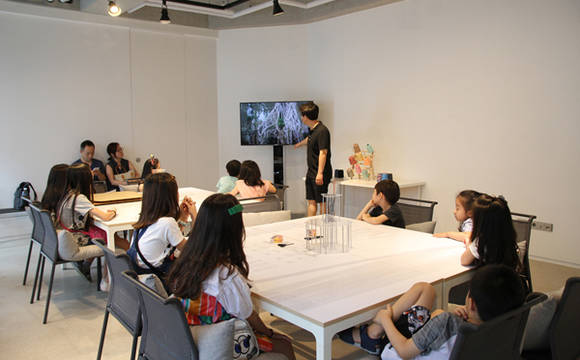 플랫폼엘이 ‘아키랩 키즈 워크샵’에서 전시와 함께 건축과 디자인에 접근하는 시간을 마련한다.(사진=플렛폼엘)