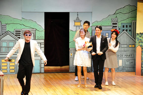 10주년을 맞은 연극 ‘그 남자 그 여자’는 50%의 각색 과정을 거쳐 새로운 버전으로 관객을 만나고 있다.(사진=여우별컴퍼니)