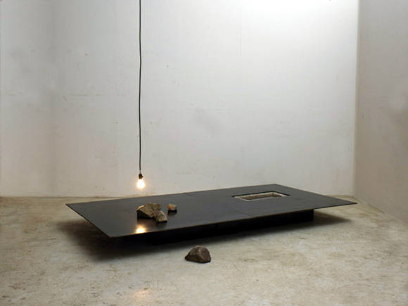 심문섭, ‘제시(The presentation)’. 철, 돌, 전기설치. 2005.