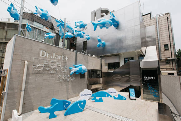 서울시 강남구청과 닥터자르트가 신사동 가로수길에 선보이고 있는 ‘가로수길 블루 피쉬’ 프로젝트.(사진=프레인)