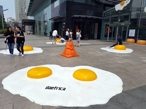 대구 도심가에 등장한 계란프라이 조형물은 폭염에 익은 모양새를 하고 있어 웃음을 자아낸다.(사진=프레인)