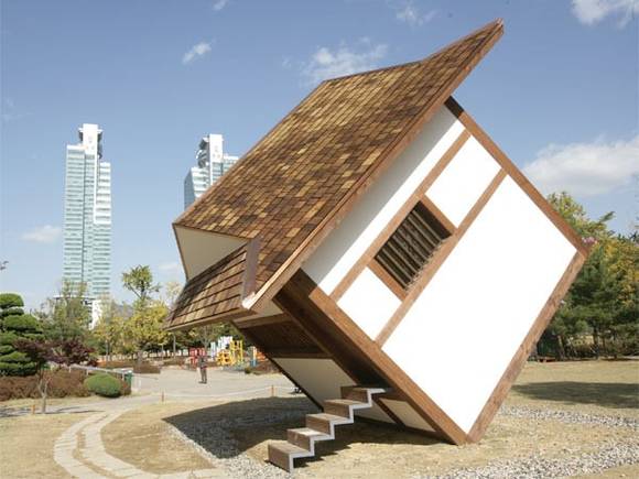 태국 작가인 리크리트 티라바니트가 한국의 전통가옥을 45도로 기울여 만든 ‘티하우스’.(사진=프레인)