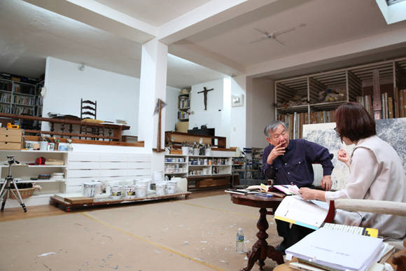 화가 윤명로의 구술채록 현장.(사진=한국문화예술위원회)