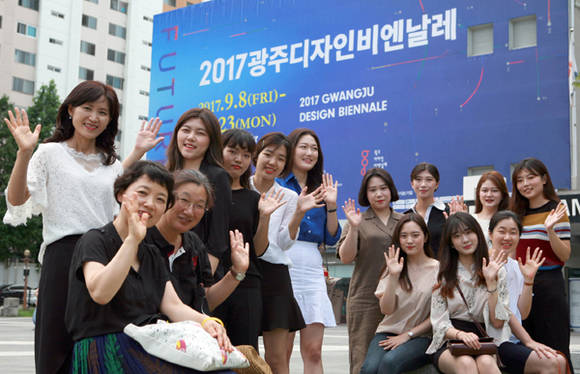 2017 광주디자인비엔날레 도슨트 최종합격자들. 심화교육을 거쳐 국내외 관람객에 전시 해설을 하게 된다.(사진=2017 광주디자인비엔날레)