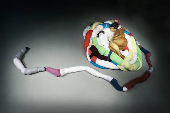 고보연, ‘켜켜한 여성의 시간’. 재생천, 재생종이, 솜, 바느질, 가변설치. 2017.