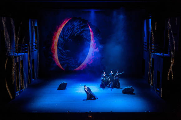 무대 전면에 영상을 활용하며 공연에 역동성을 준다.(사진=예술의전당)