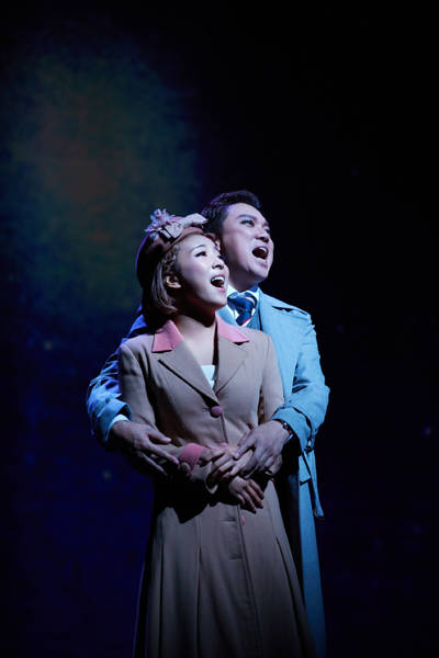 나(I) 역의 루나(왼쪽)와 막심 역의 정성화가 열연 중인 모습.(사진=EMK뮤지컬컴퍼니)