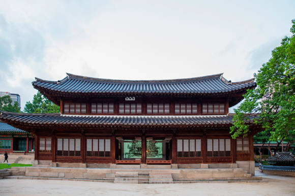 권민호, '시작점의 풍경'. 건축용 트레이싱지에 연필, 펜 드로잉 및 프로젝션 맵핑, 500 x 300cm. 2017.(사진=국립현대미술관)