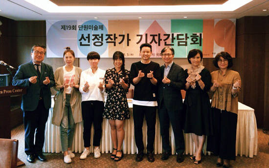 ‘2017 단원미술제 선정작가 공모’ 결과가 발표됐다. (왼쪽부터) 강창일 안산문화재단대표, 작가 이다희·박지영·김혜정·김선혁, 김희송 문화산업본부장, 이화순 단원미술제 상임위원, 황우자 미술전시부장이 9월 5일 열린 기자간담회에 참석했다.(사진=단원미술제)