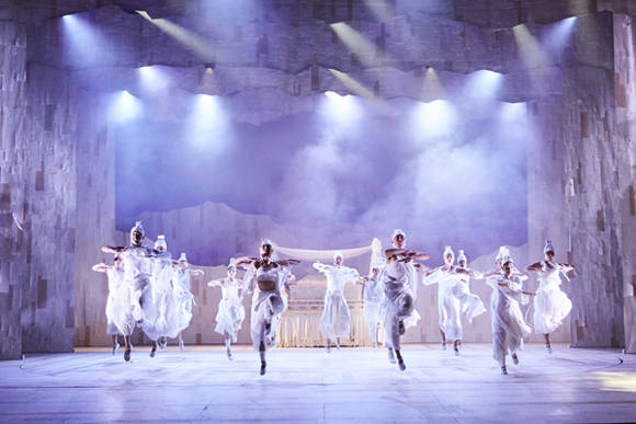 뮤지컬 ‘서편제’는 소리를 둘러싸고 자신만의 길을 찾는 동호와 유봉, 송화의 이야기를 그린다.(사진=CJ E&M)