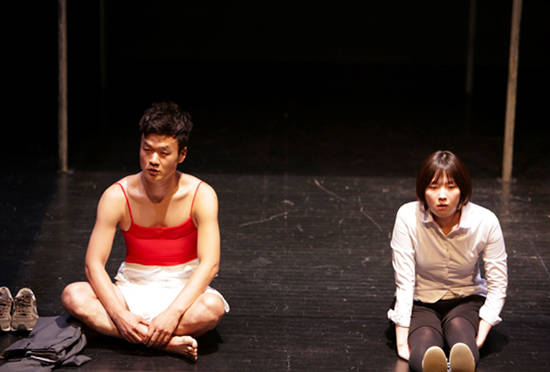 연극 ‘XXL레오타드 안나수이 손거울’은 어른들이 만들어 놓은 과도한 생존 경쟁과 ‘다름’을 배우지 못한 환경 속 방황을 겪는 10대 청소년들의 이야기를 그린다.(사진=극단 돌파구)