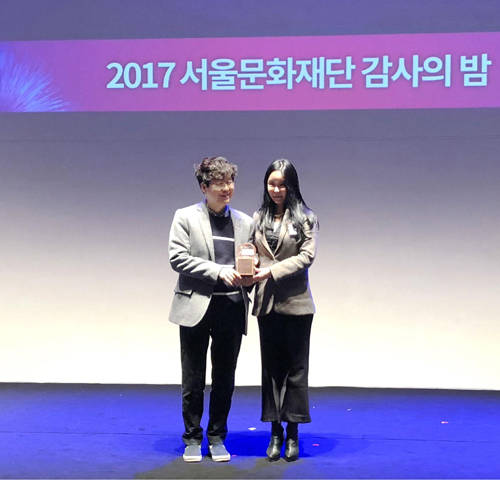 12월 7일 열린 2017 서울문화재단 감사의 밤 ‘우리 내기 할까요? - 끼리끼리 내부자에서 서로서로 기부자로’ 행사에 주철환 서울문화재단 대표(왼쪽)와 김려원 연출가가 참석했다.(사진=본다빈치(주))